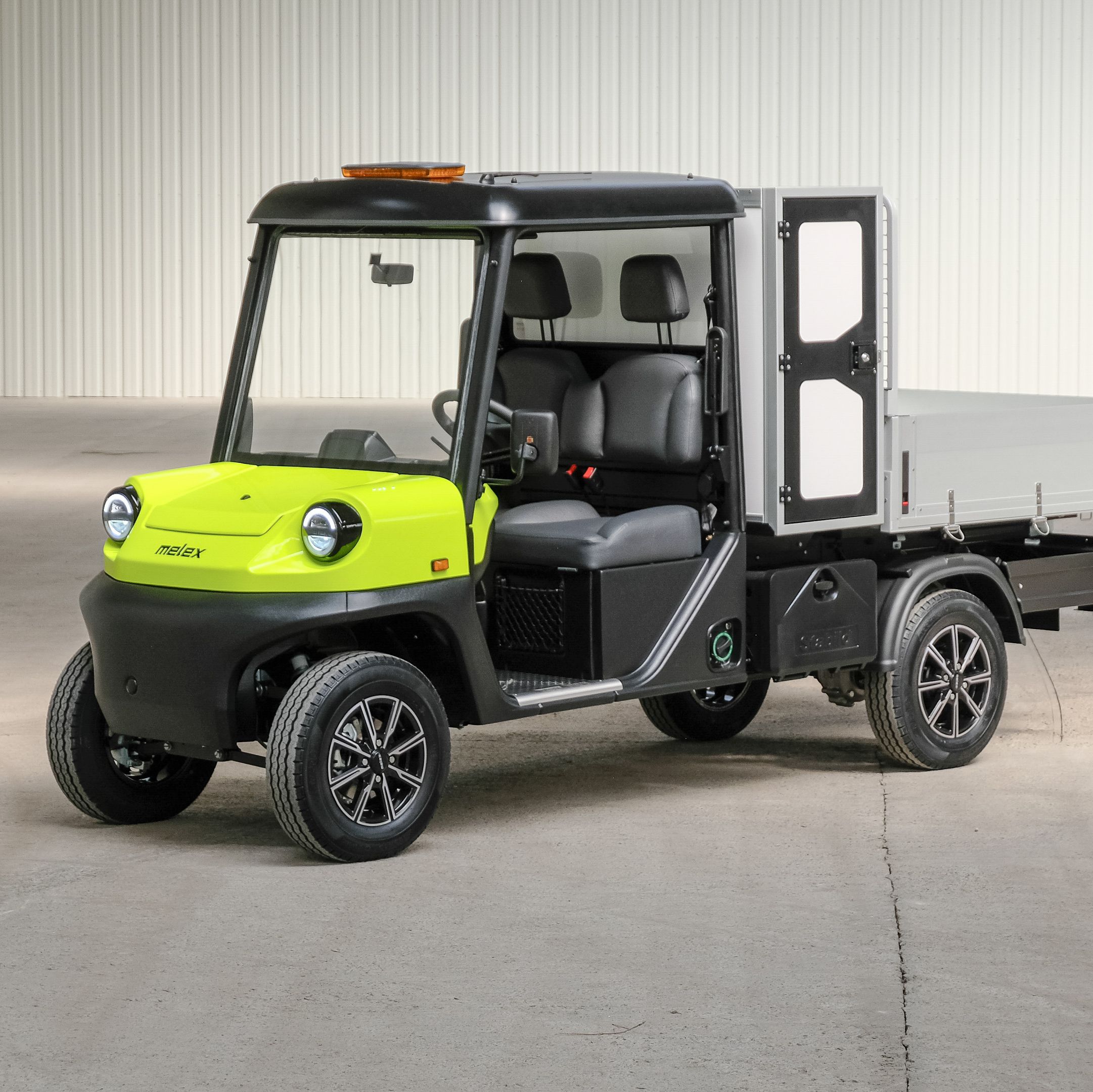 Den nye Melex N.30 er en ny model i vores sortiment. Moderne, komfortabel og praktisk. Udstyret med en automatisk elektrisk bremse, som øger brugerens sikkerhed. Styresystemet er også blevet forbedret i den nye model, hvilket sikrer endnu større præcision og kontrol over køretøjet. En ny funktion i vores køretøj er brugen af et touch-display, som forbedrer komforten og det indvendige design. Køretøjet drives af en energieffektiv og vedligeholdelsesfri vekselstrømsmotor med en effekt på op til 8,0 kW. Hvis kunden ønsker det, kan aluminiumskassen udskiftes med en specialkonstruktion. Vælg en af de mange konfigurationer af vores køretøj, og tilpas det, så det passer til dine behov. 